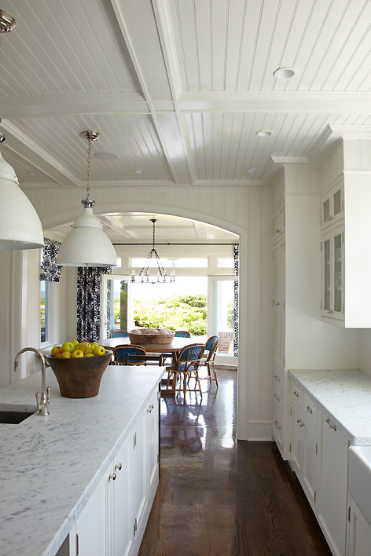 Open white arched entryway connecting the kitchen to the living area, creating a seamless flow and airy, elegant transition between spaces Open white arched entryway connecting the kitchen to the living area, creating a seamless flow and airy, elegant transition between spaces